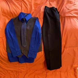 Boys Suit size 4. Worn once!